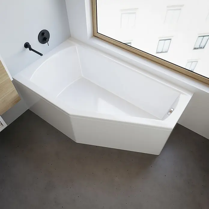Bad Land Eckbadewanne SELENA Acryl-Eckwanne 150 x 90 cm links Weiß - L x B: 150 x 90 cm, Sanitäracryl, Weiß - Weiß-moderne Eckbadewanne mit schwarzen Wandarmaturen, in einem hellen Badezimmer integriert.