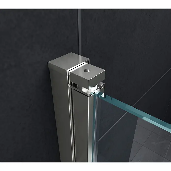Glasdeals Badewannenaufsatz Badewannenaufsatz VALVE 130 x 140 cm 5 mm ESG Klarglas faltbar - B x H: 130 x 140 cm, 2 Stk., Chrom - Glänzende Metall-Duschbeschlag befestigt eine Klarglasplatte an einer dunklen Fliesenwand.