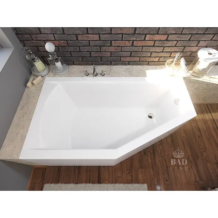 Bad Land Eckbadewanne SELENA Acryl-Eckwanne 160 x 90 cm links Weiß, inkl. Acrylschürze - Sanitäracryl, Weiß - Weiße Eckbadewanne in modernem Bad mit Ziegelwand und Holzfußboden. Mit Steinplatte und Badaccessoires.
