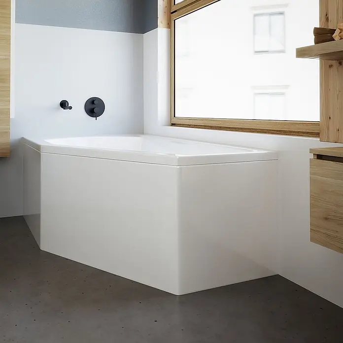 Bad Land Eckbadewanne SELENA Acryl-Eckwanne 150 x 90 cm links Weiß - L x B: 150 x 90 cm, Sanitäracryl, Weiß - Weiße moderne Badewanne mit schwarzem Wandhahn in einem hellen Badezimmer mit Holzdetails.