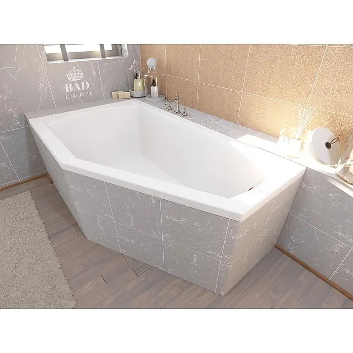 Bad Land Eckbadewanne SELENA Acryl-Eckwanne 150 x 90 cm links Weiß - L x B: 150 x 90 cm, Sanitäracryl, Weiß - Weiße Einbau-Badewanne mit grau gefliester Verkleidung in einem modernen Badezimmer mit Holzfußboden und Teppich.