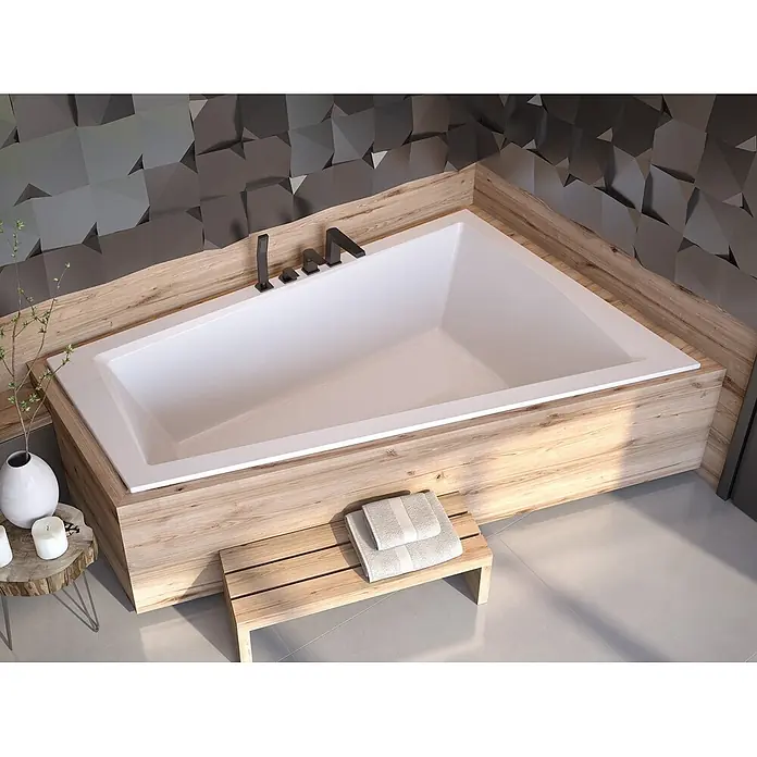 Bad Land Eckbadewanne INTIMA SLIM Acryl-Eckwanne 170 x 125 cm rechts Weiß - Sanitäracryl, Weiß - Weiße Einbau-Badewanne mit schwarzen Armaturen, umrahmt von hellem Holz, in einem modernen Badezimmer.