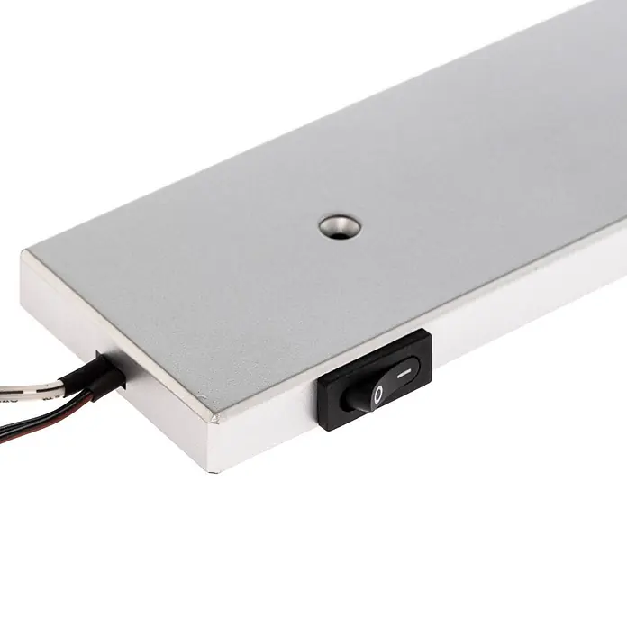 Lindby LED-Unterbauleuchte Amaryll -  - Silbernes, rechteckiges Metallgehäuse mit schwarzem Ein-/Ausschalter und Kabeln.