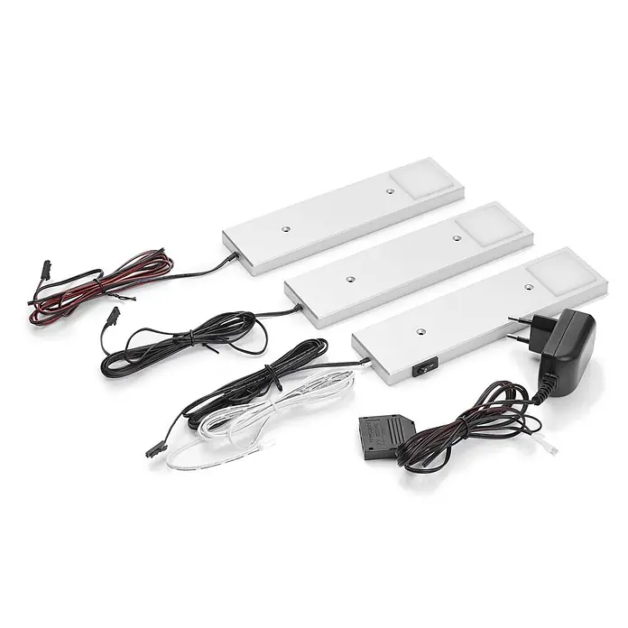 Lindby LED-Unterbauleuchte Amaryll -  - Drei silberne, rechteckige LED-Lichtleisten mit mattierten Diffusoren, Anschlusskabeln, einem Multi-Port-Anschluss und Netzteil.