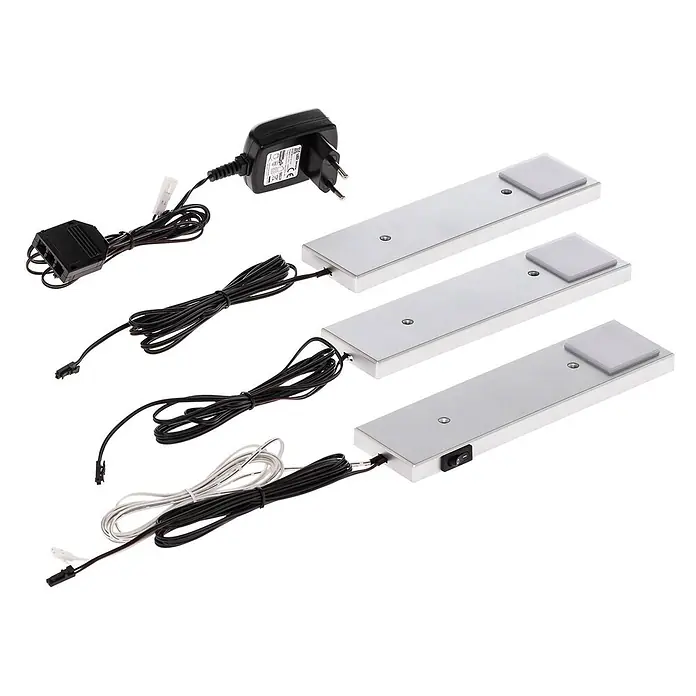Lindby LED-Unterbauleuchte Amaryll -  - Drei silberne LED-Unterbauleuchten mit weißen Diffusoren, schwarzen Kabeln, Verteiler und Netzteil.