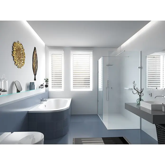 Bad Land Eckbadewanne AVITA Acryl-Eckwanne 150 x 75 cm rechts Weiß - Sanitäracryl, Weiß - Modernes Badezimmer in Blau und Weiß mit Badewanne, Glasdusche, Waschbecken und Toilette.