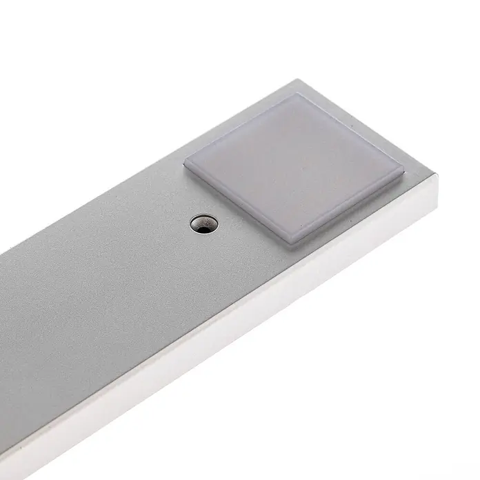 Lindby LED-Unterbauleuchte Amaryll -  - Silberfarbene, rechteckige Metallleiste mit transparenter quadratischer Abdeckung und einem kleinen runden Loch.