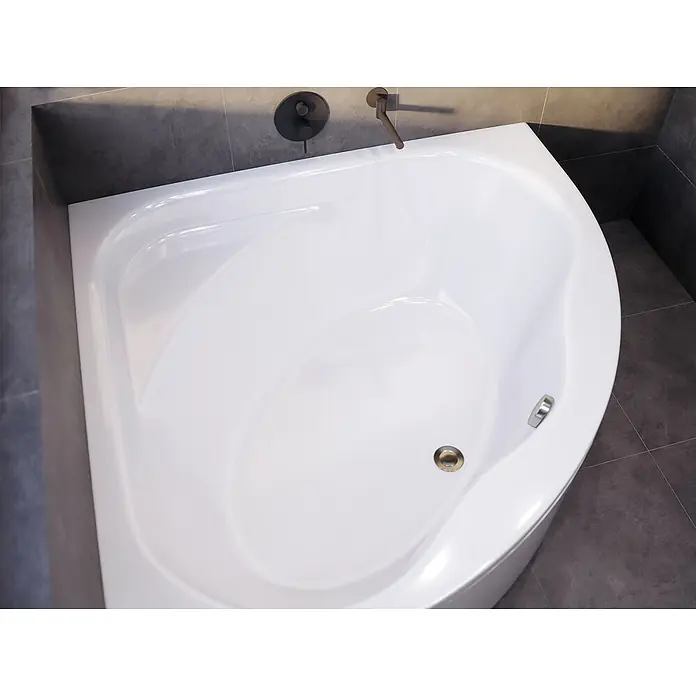 Bad Land Eckbadewanne STANDARD Acryl-Eckwanne 150 x 150 cm Weiß, inkl. Acrylschürze - Sanitäracryl, Weiß - Weißer asymmetrischer Eckbadewanne mit schwarzer Wandarmatur und goldenem Abfluss, vor dunkelgrauen Fliesen.