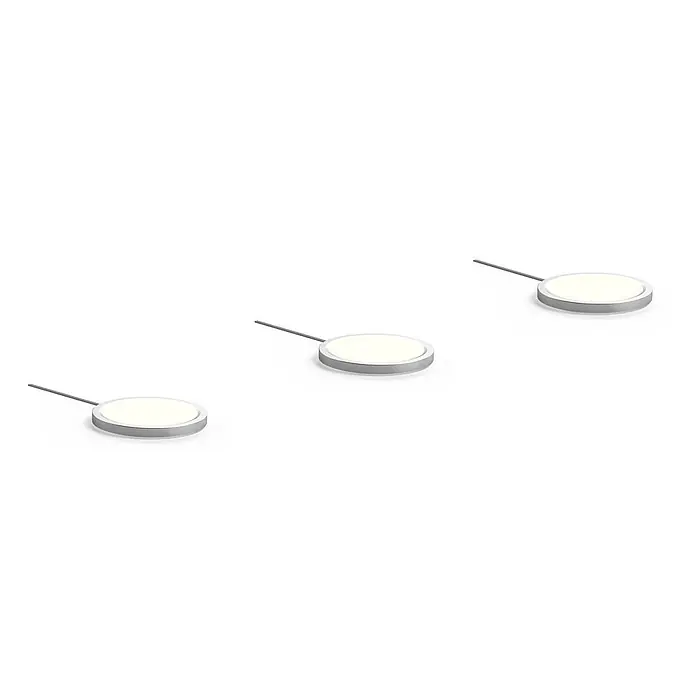 Prios LED-Unterbauleuchte Jopos - L x B x H: 8 x 8 x 0,7 cm - Drei runde, kabellose Ladepads mit silbernen Rändern, weißen Oberflächen und dünnen grauen Kabeln.
