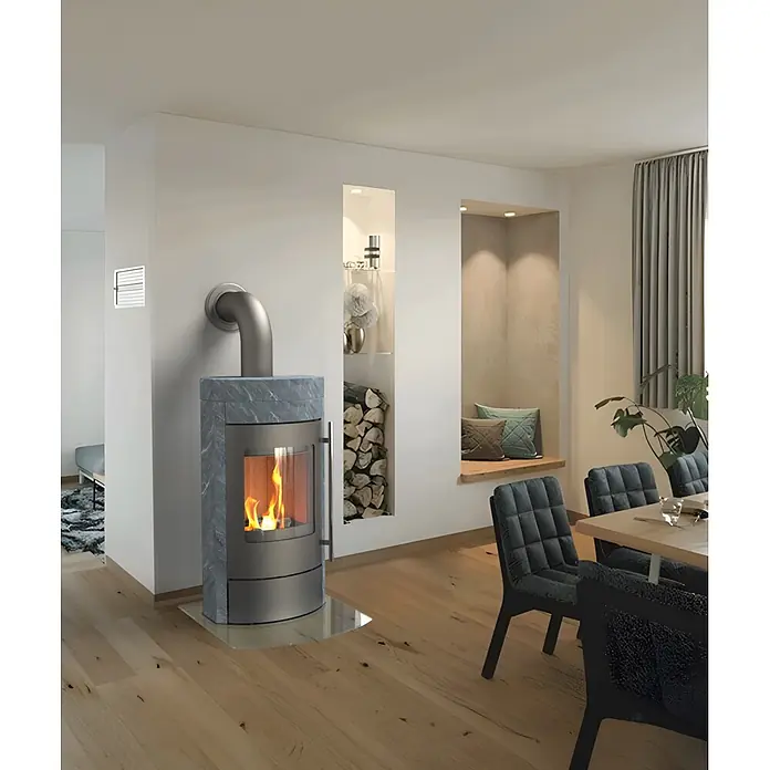 Kaminofen Ignis - 8 kW, Raumheizvermögen: 224 m³, Grau - Moderner Kaminofen mit grauem Steingehäuse, dunkelgrauer Metalltür und Glasfront mit Flammen, auf einer Glasbodenplatte.
