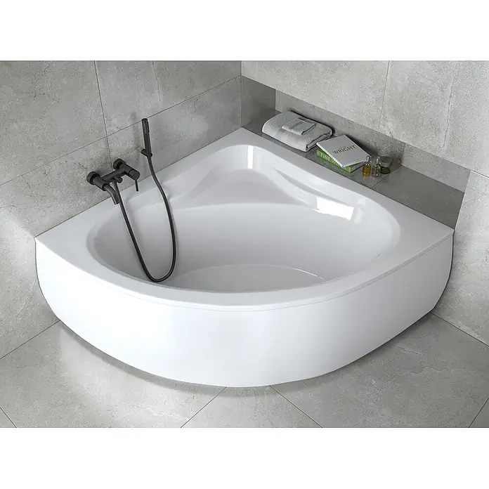 Bad Land Eckbadewanne MIA Acryl-Eckwanne 120 x 120 cm Weiß - Sanitäracryl, Weiß - Weiße Eckbadewanne mit schwarzer wandmontierter Armatur und Brauseschlauch, in einem modernen Bad mit Ablage.