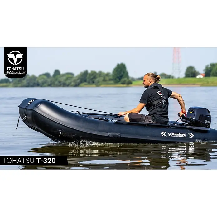 Tohatsu Schlauchboot Allroundmarin T320 - L x B: 325 x 169 cm, Geeignet für: Max. 4 Personen, Nutzlast: 750 kg - Schwarzes Tohatsu T-320 Schlauchboot mit Außenbordmotor, von einer Person auf dem Wasser gefahren.
