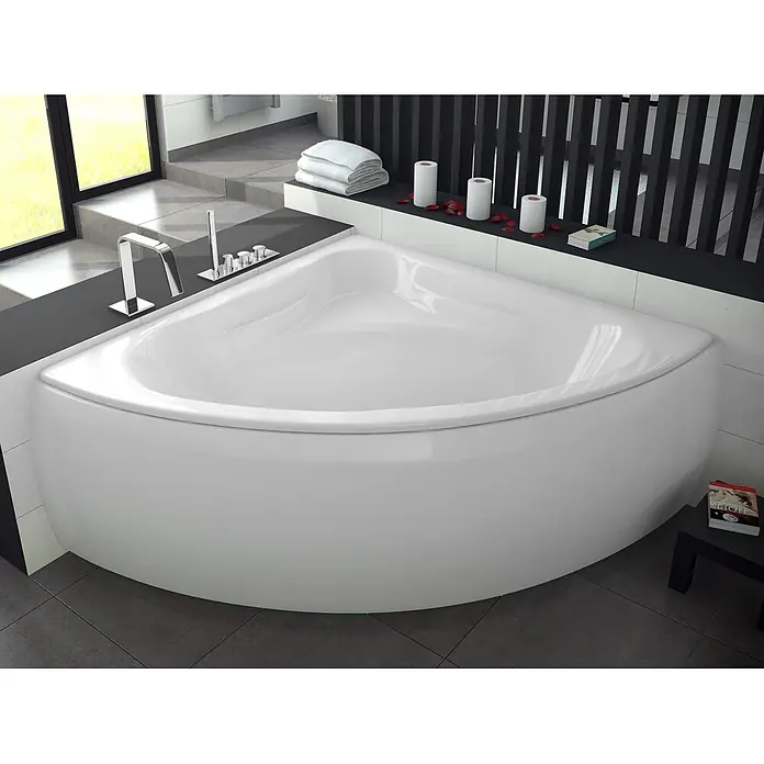 Bad Land Eckbadewanne MIA Acryl-Eckwanne 130 x 130 cm Weiß, inkl. Acrylschürze - Sanitäracryl, Weiß - Eine elegante weiße Eckbadewanne mit Chromarmaturen in einem modernen Badezimmer.