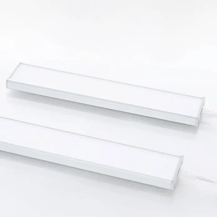 Prios LED-Unterbauleuchte Ashtonis - L x B x H: 20 x 4,2 x 1 cm - Zwei silberne, rechteckige LED-Lichtleisten mit weißen Paneelen, über Kabel verbunden.