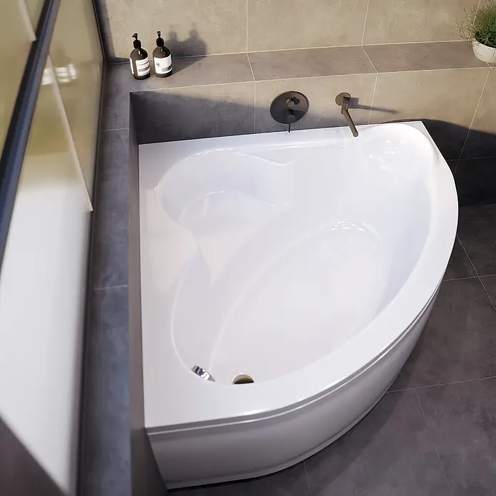 Bad Land Eckbadewanne MIA Acryl-Eckwanne 130 x 130 cm Weiß, inkl. Acrylschürze - Sanitäracryl, Weiß - Weiße Eckbadewanne mit schwarzen Wandarmaturen und ergonomischem Innenraumdesign.