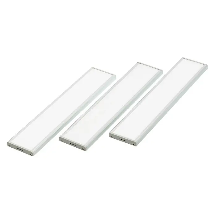 Prios LED-Unterbauleuchte Ashtonis - L x B x H: 20 x 4,2 x 1 cm - Drei rechteckige LED-Lichtleisten mit weißen Diffusoren und silbergrauen Gehäusen, diagonal gezeigt.