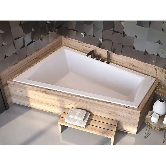 Bad Land Eckbadewanne INTIMA SLIM Acryl-Eckwanne 180 x 125 cm links Weiß - Sanitäracryl, Weiß - Moderne weiße rechteckige Badewanne mit schwarzen Armaturen, in heller Holzverkleidung.