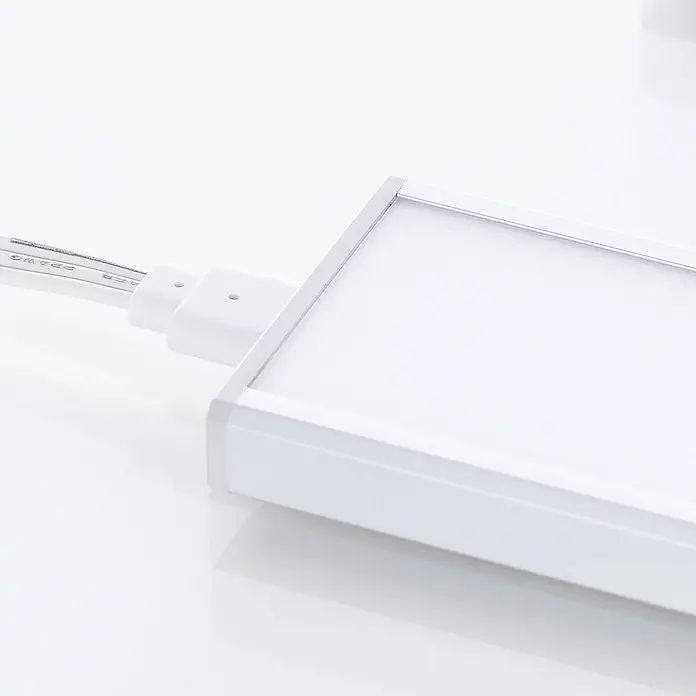 Prios LED-Unterbauleuchte Ashtonis - L x B x H: 20 x 4,2 x 1 cm - Weiße LED-Lichtschiene mit hellgrauem Aluminiumrahmen, verbunden mit einem weißen Kabel.