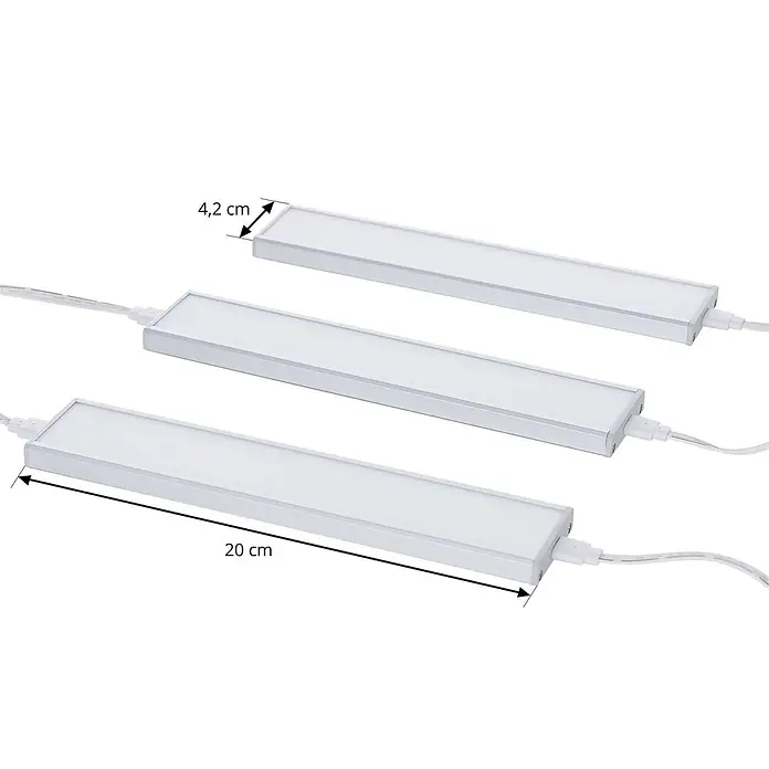 Prios LED-Unterbauleuchte Ashtonis - L x B x H: 20 x 4,2 x 1 cm - Drei rechteckige, silberne LED-Lichtleisten mit weißen Diffusoren, 20 cm lang und 4,2 cm breit, mit weißen Kabeln verbunden.