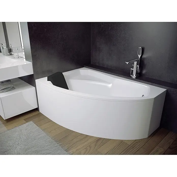 Bad Land Eckbadewanne RIMA Acryl-Eckwanne 140 x 90 cm links Weiß, inkl. schwarze Ablaufgarnitur - Sanitäracryl, Weiß - Weiße Eckbadewanne mit schwarzer Kopfstütze in einem modernen Badezimmer.