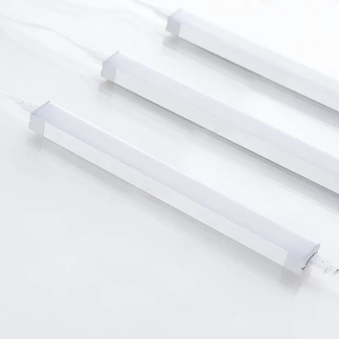 Prios LED-Unterbauleuchte Esbena - L x B x H: 20 x 2 x 1,2 cm - Elegante weiße LED-Lichtleisten mit Anschlusskabeln, ideal für modulare oder durchgehende Beleuchtungsinstallationen.