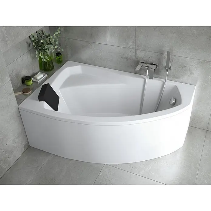 Bad Land Eckbadewanne - L x B: 140 x 90 cm, Sanitäracryl, Weiß - Eine moderne weiße Eckbadewanne mit schwarzer Kopfstütze und Chromarmatur.