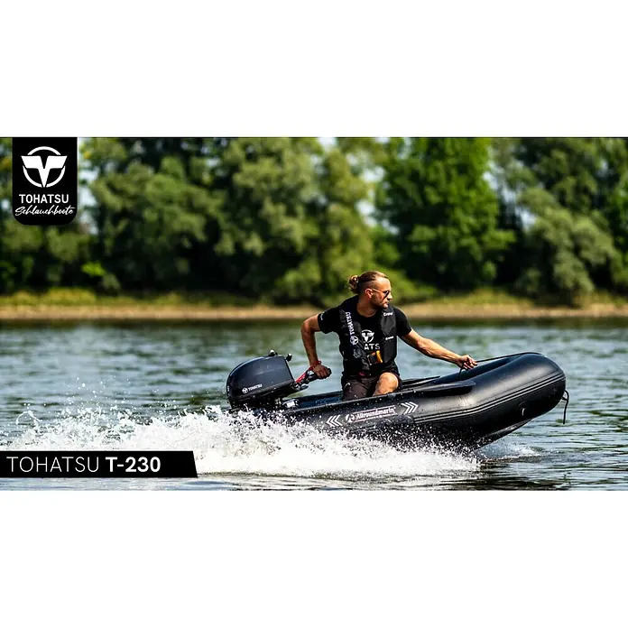 Tohatsu Schlauchboot Allroundmarin T230 - L x B: 235 x 142 cm, Geeignet für: 3 Personen, Nutzlast: 400 kg - Ein Mann fährt ein schwarzes Schlauchboot mit Tohatsu Außenborder auf dem Wasser, Spritzwasser erzeugend.