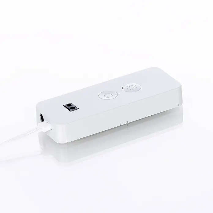 Prios LED-Unterbauleuchte Esbena - L x B x H: 20 x 2 x 1,2 cm - Weißer, rechteckiger Controller mit zwei runden Knöpfen, einem schwarzen Anschluss und einem eingesteckten weißen Kabel.