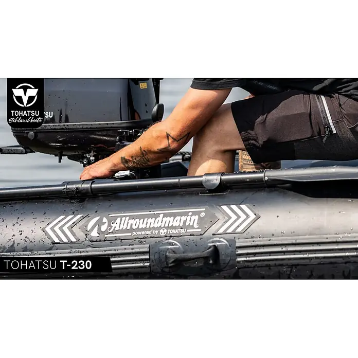 Tohatsu Schlauchboot Allroundmarin T230 - L x B: 235 x 142 cm, Geeignet für: 3 Personen, Nutzlast: 400 kg - Schwarzes Tohatsu T-230 Schlauchboot mit Person, die den Außenbordmotor bedient.