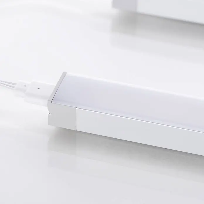 Prios LED-Unterbauleuchte Esbena - L x B x H: 20 x 2 x 1,2 cm - Silberne LED-Lichtschiene mit weißem Diffusor und angeschlossenem weißen Stromkabel.