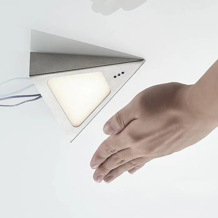Prios LED-Unterbauleuchte Odia - L x B x H: 13,5 x 12,75 x 4 cm - Dreieckige Leuchte aus gebürstetem Metall mit Leuchtpanel und Sensoren, die von einer Hand aktiviert wird.