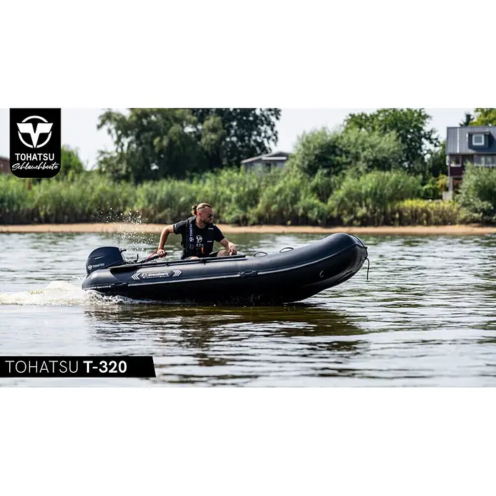 Tohatsu Schlauchboot Allroundmarin T320 - L x B: 325 x 169 cm, Geeignet für: Max. 4 Personen, Nutzlast: 750 kg - Schwarzes Tohatsu T-320 Schlauchboot mit Außenbordmotor, auf dem Wasser fahrend.