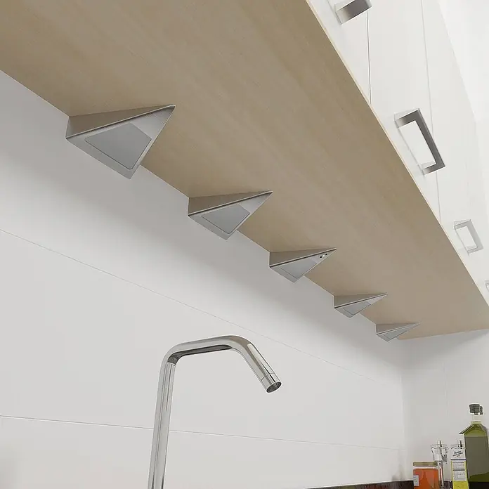 Prios LED-Unterbauleuchte Odia - L x B x H: 13,5 x 12,75 x 4 cm - Dreieckige Unterbauleuchten aus gebürstetem Metall, unter einem Holzschrank montiert, beleuchten einen Küchenbereich.