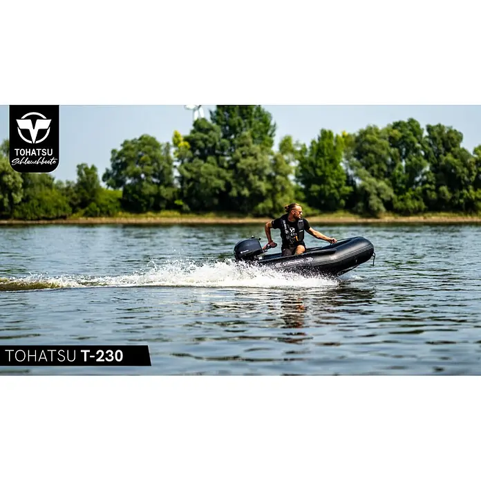 Tohatsu Schlauchboot Allroundmarin T230 - L x B: 235 x 142 cm, Geeignet für: 3 Personen, Nutzlast: 400 kg - Schwarzes Schlauchboot mit einer Person, die es auf dem Wasser fährt und eine weiße Heckwelle erzeugt.