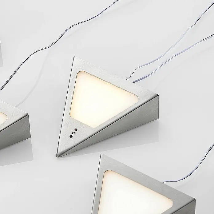 Prios LED-Unterbauleuchte Odia - L x B x H: 13,5 x 12,75 x 4 cm - Dreieckige LED-Leuchten aus gebürstetem Silber mit warmer Beleuchtung und Kontrollpunkten, per Kabel verbunden.
