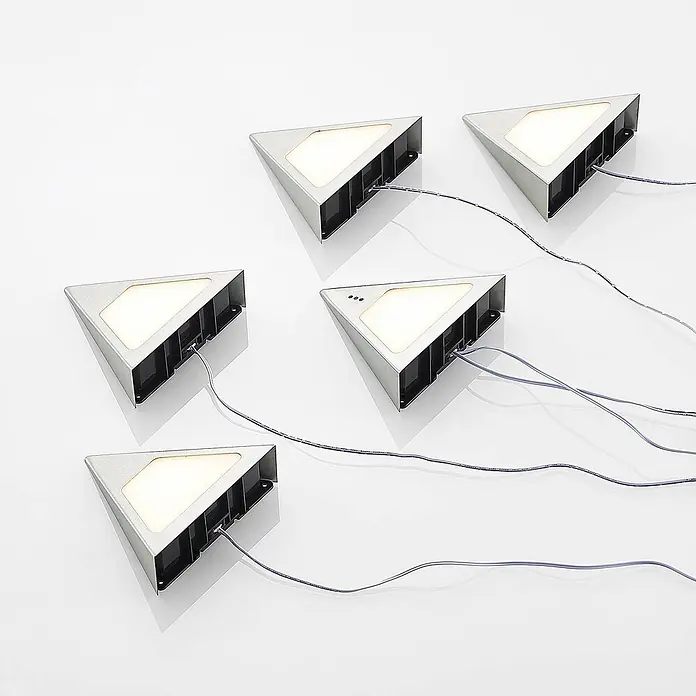 Prios LED-Unterbauleuchte Odia - L x B x H: 13,5 x 12,75 x 4 cm - Fünf dreieckige silberfarbene Leuchten mit weißen Diffusoren, durch dünne Kabel verbunden.