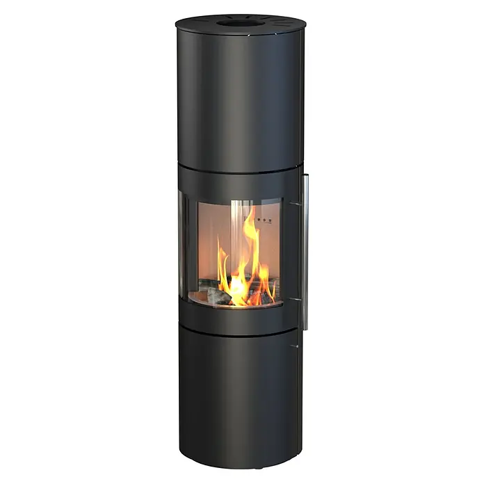 Kaminofen Xena - 7 kW, Raumheizvermögen: 200 m³, Höhe: 165 cm - Schwarzer zylindrischer Holzofen mit Glastür, die aktive Flammen und Holzscheite zeigt.