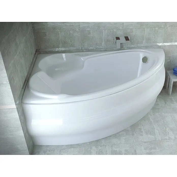 Bad Land Eckbadewanne FINEZJA Acryl-Eckwanne 170 x 110 cm links Weiß - Sanitäracryl, Weiß - Weiße Eckbadewanne in einer gefliesten Badecke.