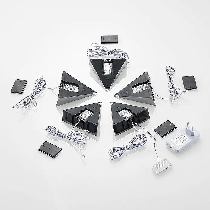 Prios LED-Unterbauleuchte Odia - L x B x H: 13,5 x 12,75 x 4 cm - Set aus fünf dreieckigen dunkelgrauen LED-Unterbauleuchten mit Netzteil, Kabeln und Verteilerbox.