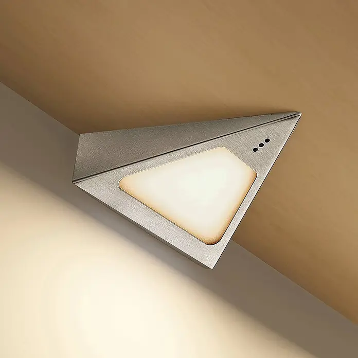 Prios LED-Unterbauleuchte Odia - L x B x H: 13,5 x 12,75 x 4 cm - Dreieckige Unterbauleuchte aus gebürstetem Metall für Ecken, die warmes, diffuses Licht abstrahlt. Mit Leuchtfläche und drei kleinen Bedienelementen.