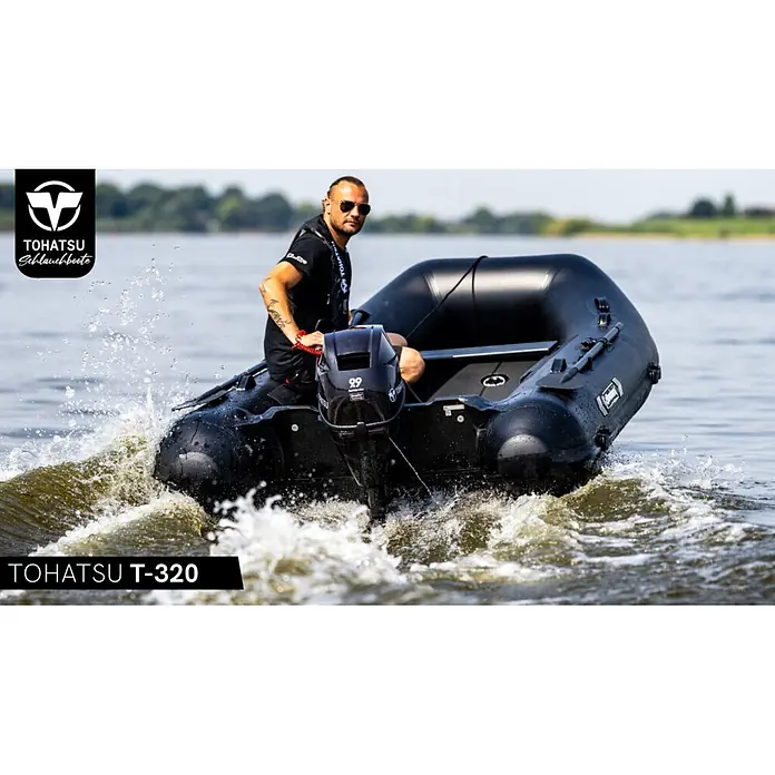 Tohatsu Schlauchboot Allroundmarin T320 - L x B: 325 x 169 cm, Geeignet für: Max. 4 Personen, Nutzlast: 750 kg - Schwarzes Tohatsu T-320 Schlauchboot auf dem Wasser, von einer Person gesteuert, erzeugt eine weiße Bugwelle.