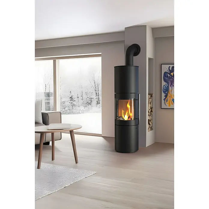 Kaminofen Xena - 7 kW, Raumheizvermögen: 200 m³, Höhe: 165 cm - Schwarzer freistehender moderner Kamin mit sichtbarem Feuer, in einem zeitgenössischen Wohnzimmer platziert.