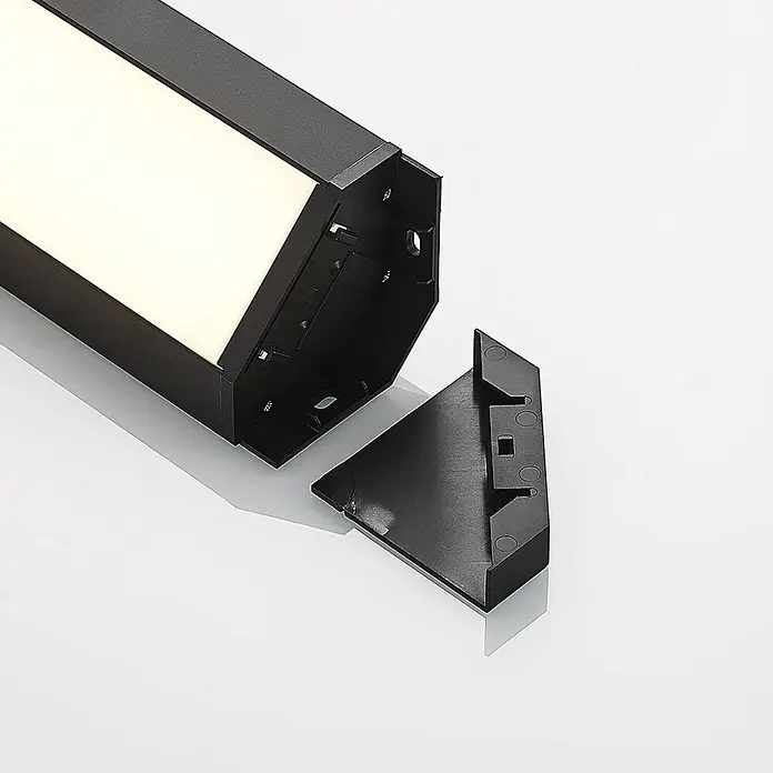 Arcchio LED-Unterbauleuchte Mitari - L x B x H: 46,6 x 7 x 7 cm - Schwarzes lineares LED-Profil mit weißem Diffusorpanel und einer abgenommenen schwarzen Endkappe, die die innere Struktur zeigt.