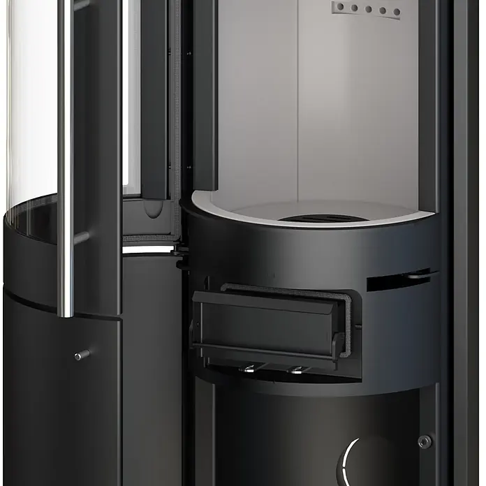 Kaminofen Xena Mini - 7 kW, Raumheizvermögen: 200 m³, Höhe: 115,5 cm - Nahaufnahme eines teilweise geöffneten schwarzen Metallofens, der sein graues Innenleben, Glastür und Aschfachanlage zeigt.