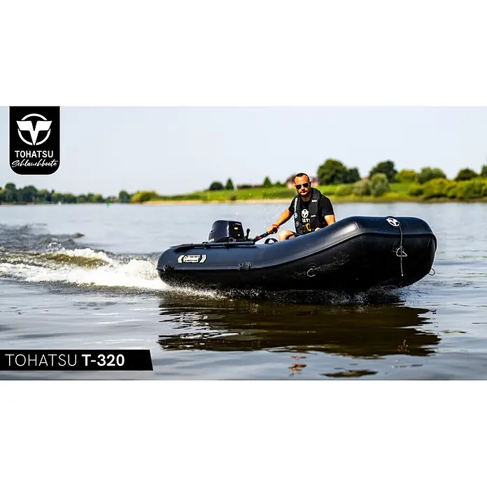Tohatsu Schlauchboot Allroundmarin T320 - L x B: 325 x 169 cm, Geeignet für: Max. 4 Personen, Nutzlast: 750 kg - Ein schwarzes Tohatsu T-320 Schlauchboot mit Außenborder, von einer Person auf einem See gefahren, eine Bugwelle erzeugend.