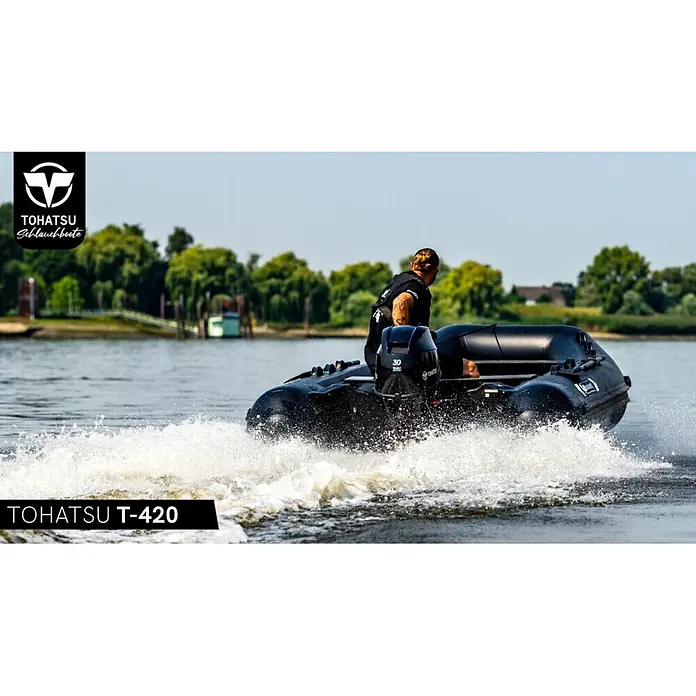 Tohatsu Schlauchboot Allroundmarin T420 - L x B: 418 x 200 cm, Geeignet für: 7 Personen, Nutzlast: 1.000 kg - Schwarzes Tohatsu T-420 Schlauchboot mit Außenbordmotor, schnell auf dem Wasser fahrend und eine große Welle erzeugend.