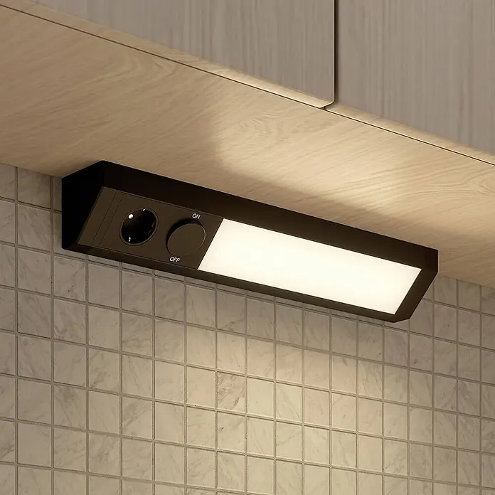 Arcchio LED-Unterbauleuchte Mitari - L x B x H: 46,6 x 7 x 7 cm - Schwarze Unterbau-LED-Leuchte mit integrierter Steckdose und Ein-/Ausschalter, beleuchtet einen Küchenfliesenspiegel.