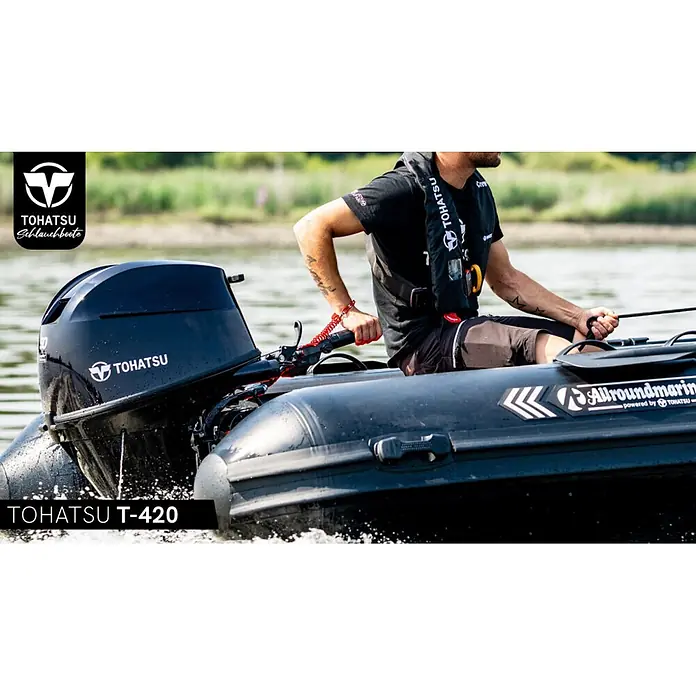 Tohatsu Schlauchboot Allroundmarin T420 - L x B: 418 x 200 cm, Geeignet für: 7 Personen, Nutzlast: 1.000 kg - Schwarzes Tohatsu T-420 Schlauchboot mit Außenbordmotor, von einer Person auf dem Wasser betrieben.