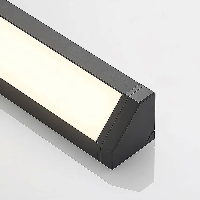Arcchio LED-Unterbauleuchte Mitari - L x B x H: 46,6 x 7 x 7 cm - Dunkelgraue lineare LED-Leuchte mit warmweißer Beleuchtung und angewinkelter Kappe.