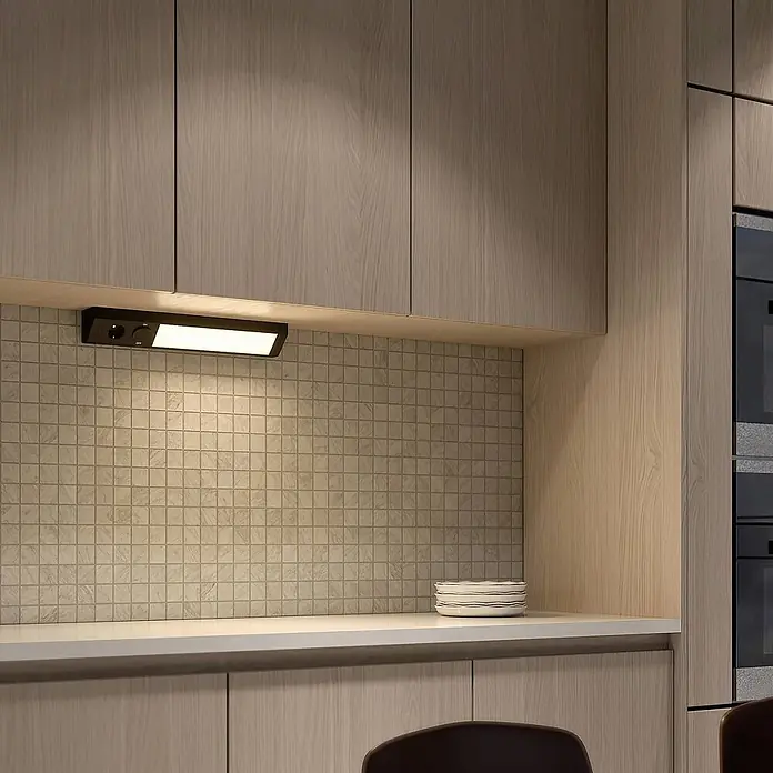 Arcchio LED-Unterbauleuchte Mitari - L x B x H: 46,6 x 7 x 7 cm - Schwarze Unterbauleuchte mit Bedienknöpfen, beleuchtet eine geflieste Küchenrückwand.